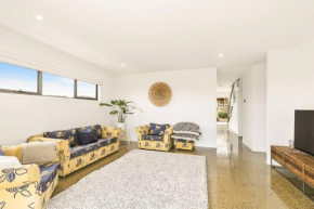 ALMA - sun filled stylish beach house